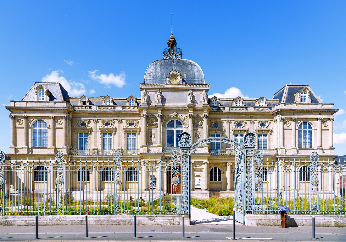  Musée de Picardie (Museum of Picardy) with La Cour d&#39;Honneur du Musée (Court of Honor) in Amiens in the Somme department in the Hauts-de-France region of France 