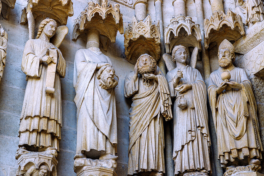 Portail Saint-Firmin (Firminusportal) mit Statuen des hl. Honoré Bischof von Amiens, Engel mit Weihrauchfass, Märtyrer Saint Ache und Saint Acheul und Engel mit Banderole an der Westfassade der Cathédrale Notre-Dame am Place Notre-Dame, Amiens, Département Somme, Region Hauts-de-France, Frankreich