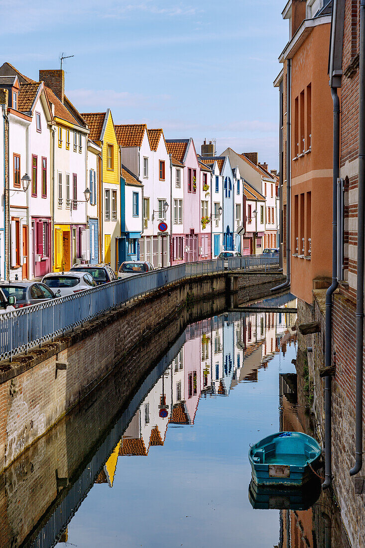  Canal of the Somme and colorful houses on the Rue d&#39;Engoulvent in the Saint-Leu district of Amiens in the Somme department in the Hauts-de-France region of France 