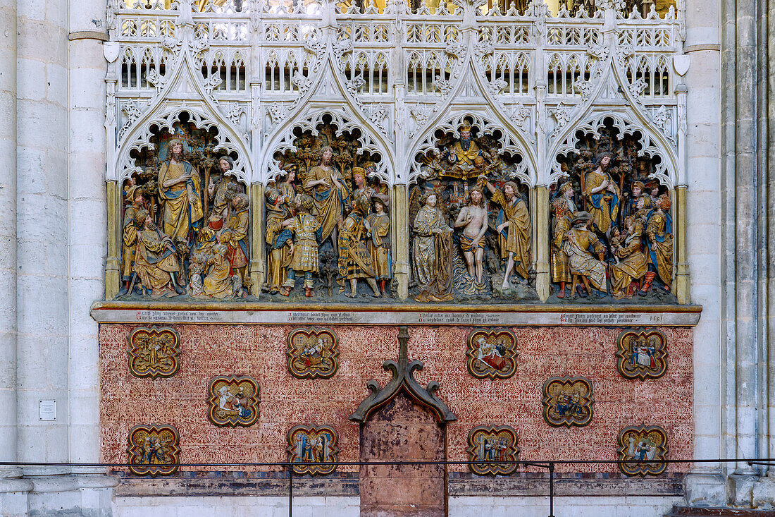 Hochrelief im Innenraum der Cathédrale Notre-Dame mit Szenen aus dem Leben des hl. Johannes des Täufers in Amiens im Département Somme in der Region Hauts-de-France in Frankreich