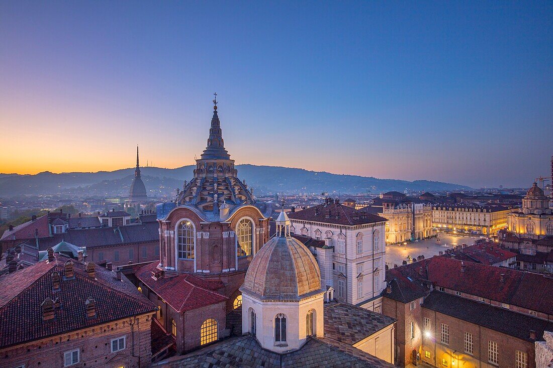  Blick vom Glockenturm der Kathedrale auf die Kuppel der Kapelle des Heiligen Grabtuchs, Turin, Piemont, Italien 