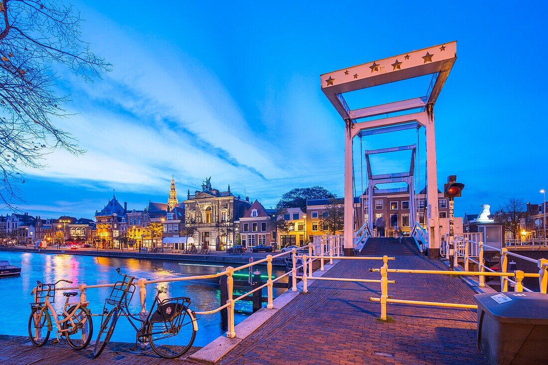 Der Binnen-Spaarne-Kanal, Haarlem, Nordholland, Niederlande