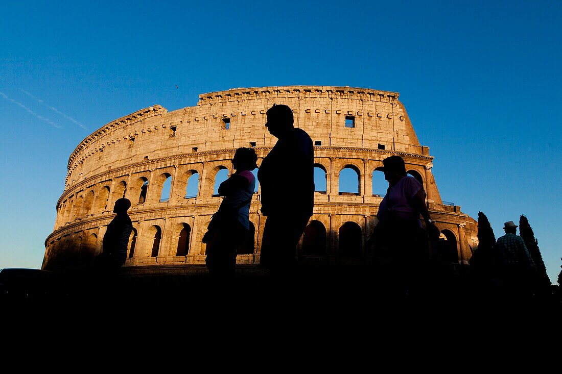 Silhouetten von Touristen vor dem Kolosseum, Rom, Italien