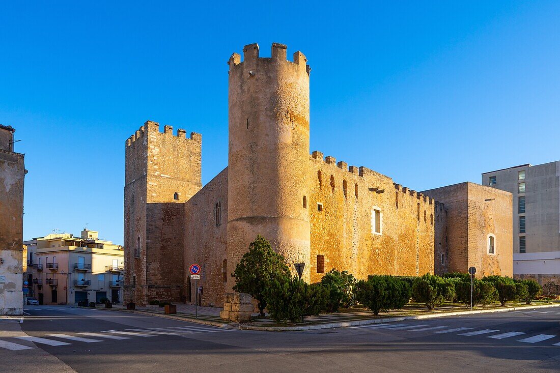  Burg von Alcamo, Burg der Grafen von Modica, Alcamo, Trapani, Sizilien, Italien 