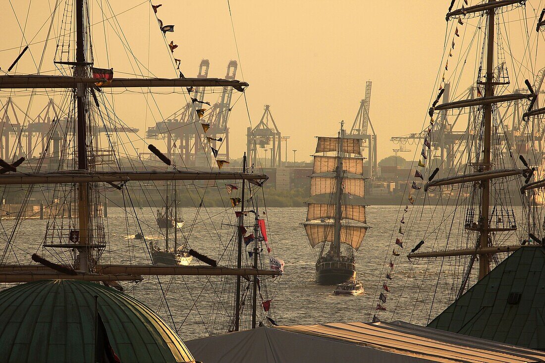 Segelboot und Hafenkräne im Hamburger Hafen, Hamburg, Deutschland