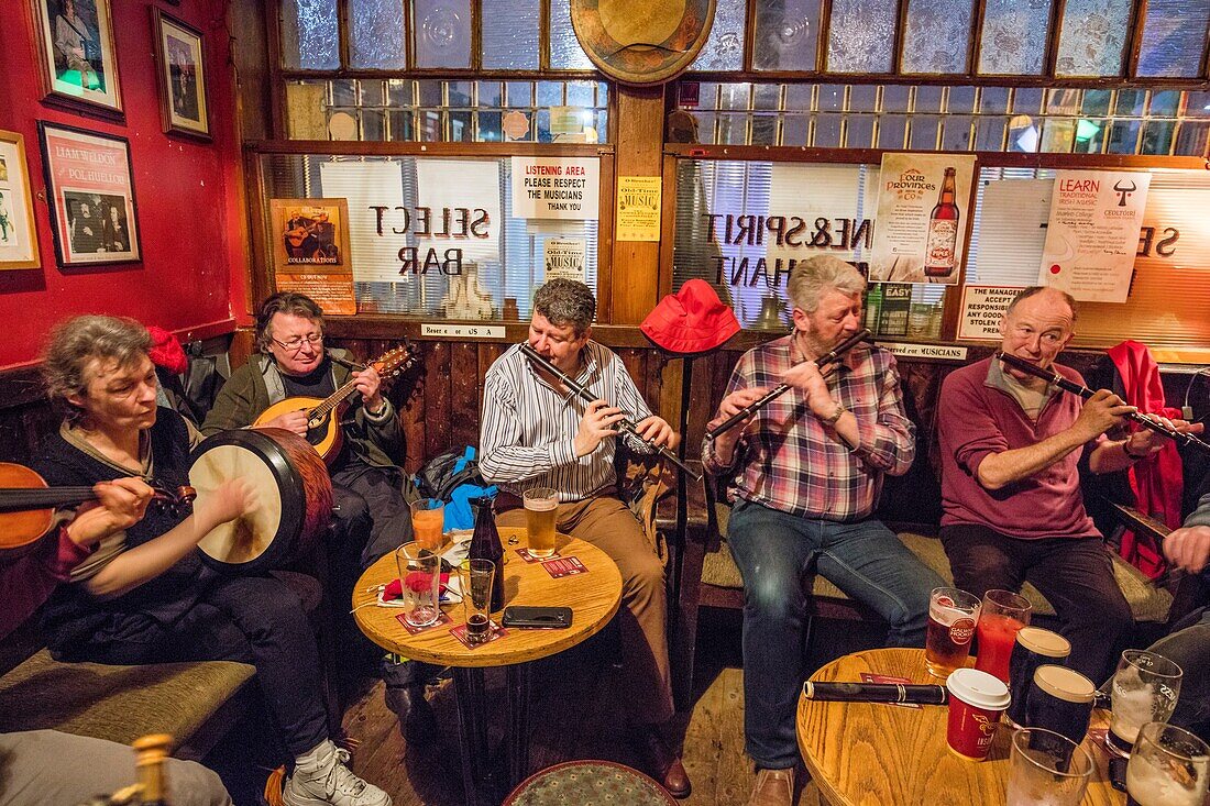  Dublin, The Cobblestone Pub, während einer Jam-Session mit traditioneller irischer Musik 