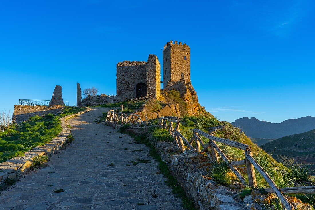  Arabisch-normannische Burg, Cefalà Diana, Palermo, Sizilien, Italien 