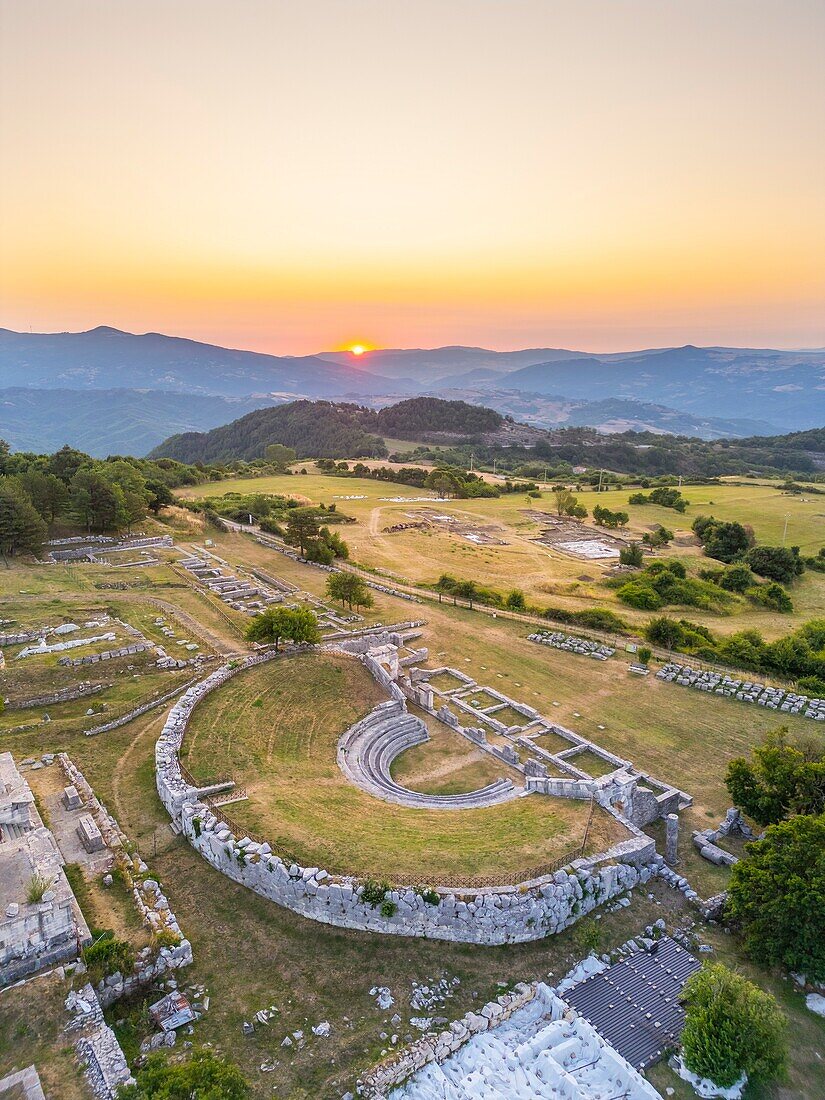  Kursives Heiligtum, Tempeltheater Pietrabbondante, archäologische Stätte, Pietrabbondante, Isernia, Molise, Italien 