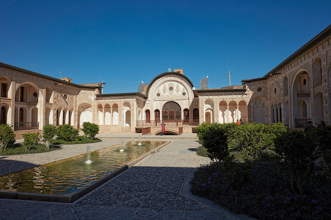  Blick auf den Innenhof des Tabatabaei-Hauses, einem historischen Herrenhaus, das um 1880 in Kashan, Iran, erbaut wurde. 