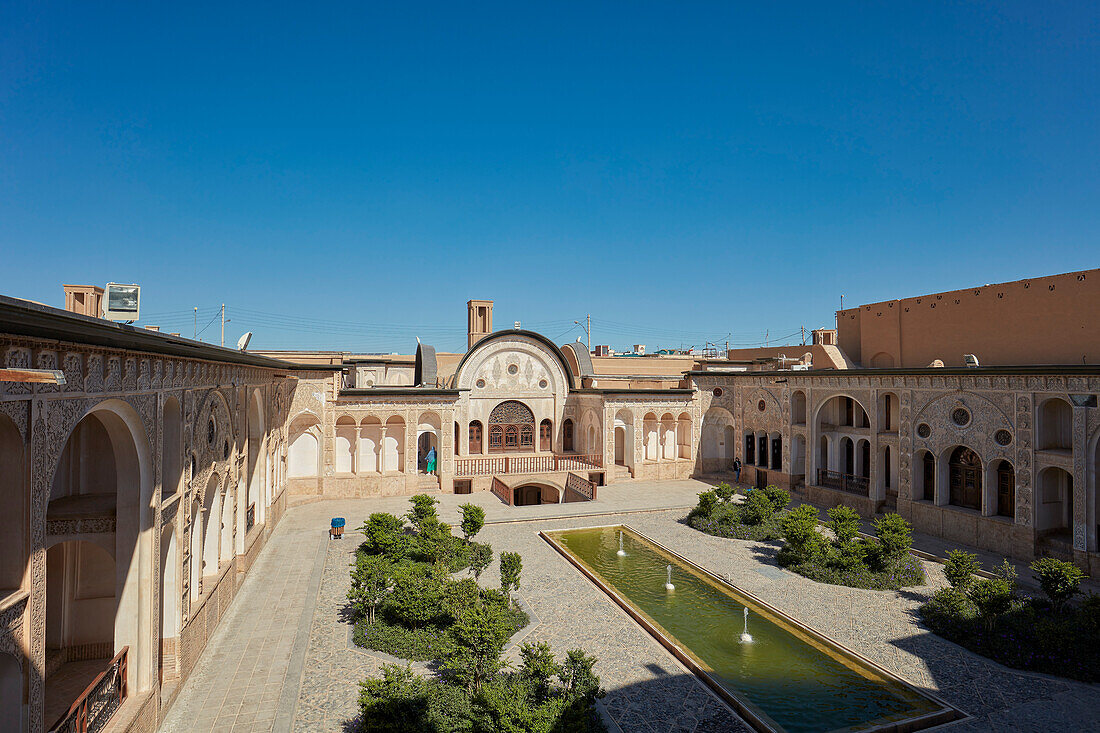  Blick auf den Innenhof des Tabatabaei-Hauses, einem historischen Herrenhaus, das um 1880 in Kashan, Iran, erbaut wurde. 