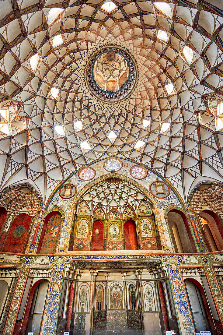  Reich verzierte Kuppeldecke der Haupthalle im Borujerdi-Haus, einem traditionellen, prächtigen persischen Haus aus dem Jahr 1857. Kashan, Iran. 