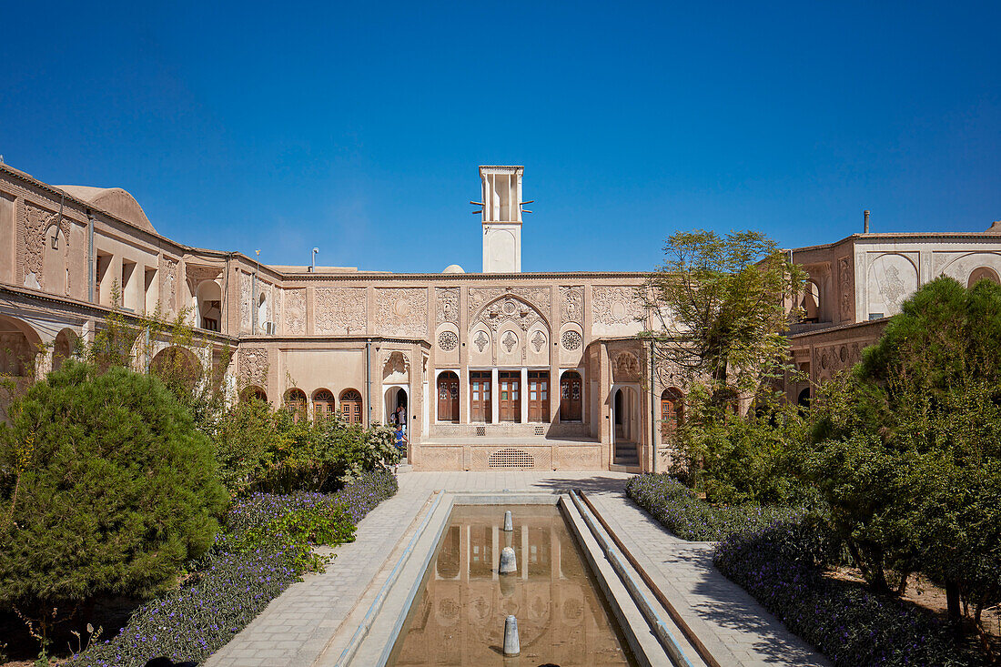  Blick auf den Innenhof des Borujerdi-Hauses, einem traditionellen, prächtigen persischen Haus aus dem Jahr 1857. Kashan, Iran. 