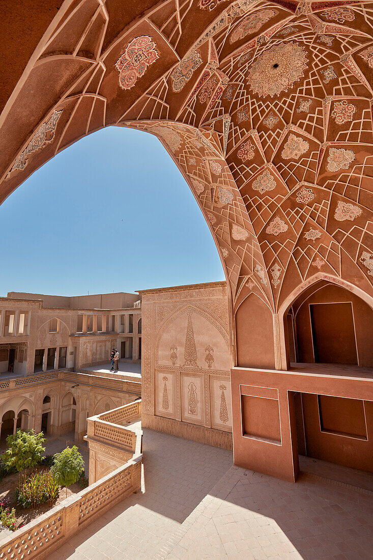  Blick auf die Terrasse im Obergeschoss des Abbasi-Hauses, einem traditionellen, prächtigen persischen Haus aus dem Jahr 1823. Kashan, Iran. 