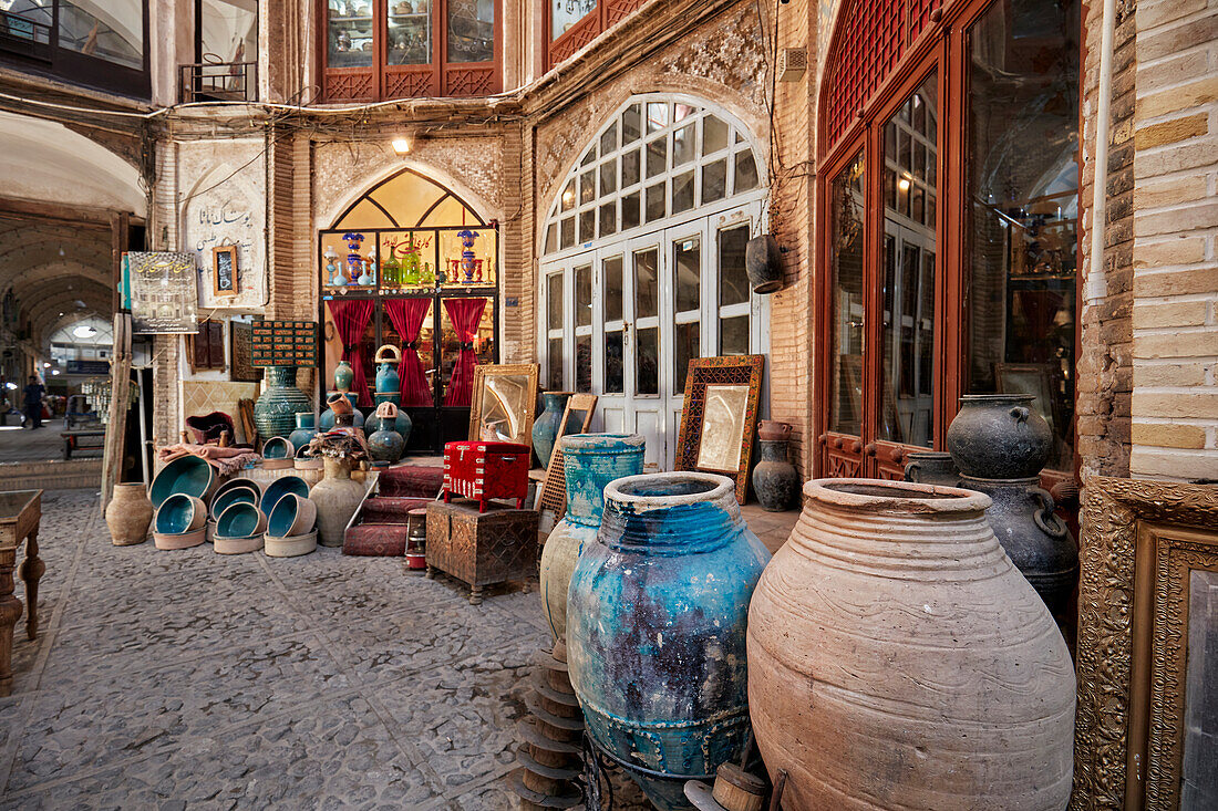  Eine Auswahl handgefertigter Töpferwaren, ausgestellt vor dem Schaufenster der Aminoddole-Karawanserei, einem historischen Gebäude im Großen Basar von Kashan, Iran. 