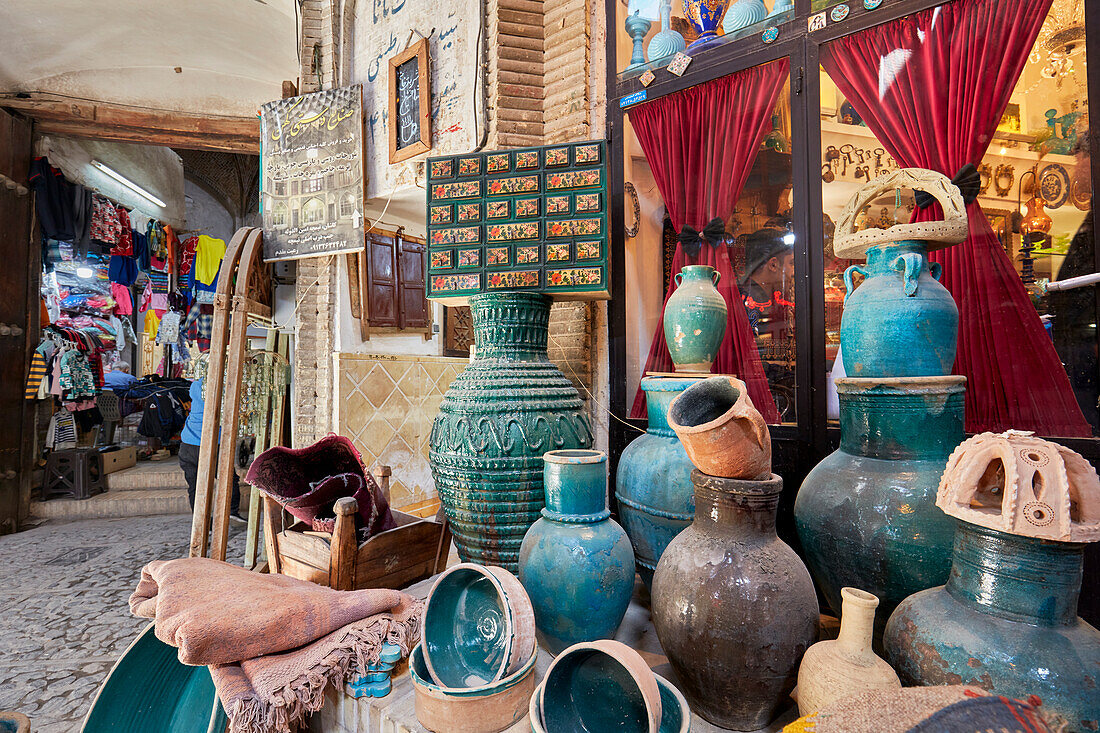  Eine Auswahl handgefertigter Töpferwaren, ausgestellt vor dem Schaufenster der Aminoddole-Karawanserei, einem historischen Gebäude im Großen Basar von Kashan, Iran. 