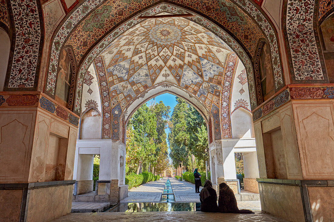  Innenansicht des Qajar-Pavillons im Fin-Garten (Bagh-e Fin), dem ältesten (1590) persischen Garten im Iran und UNESCO-Weltkulturerbe. Kashan, Iran. 