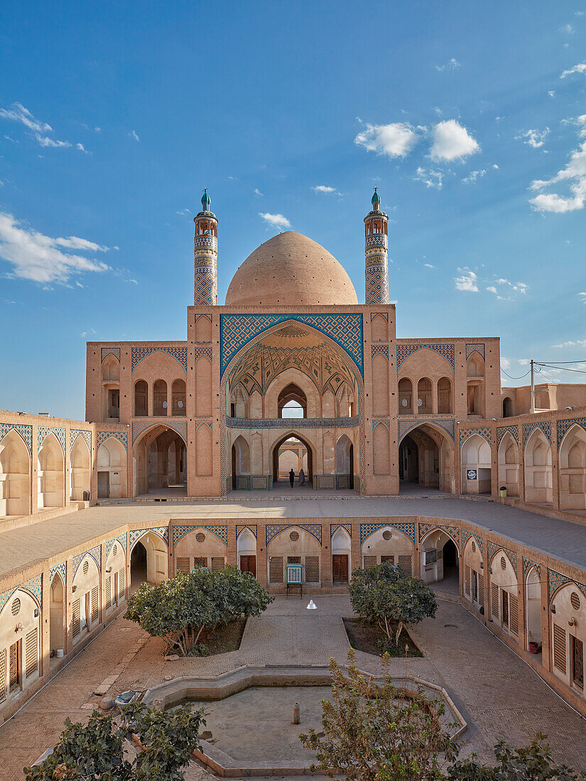 Blick auf die Agha-Bozorg-Moschee aus dem 18. Jahrhundert und ihren Innenhof. Kashan, Iran.