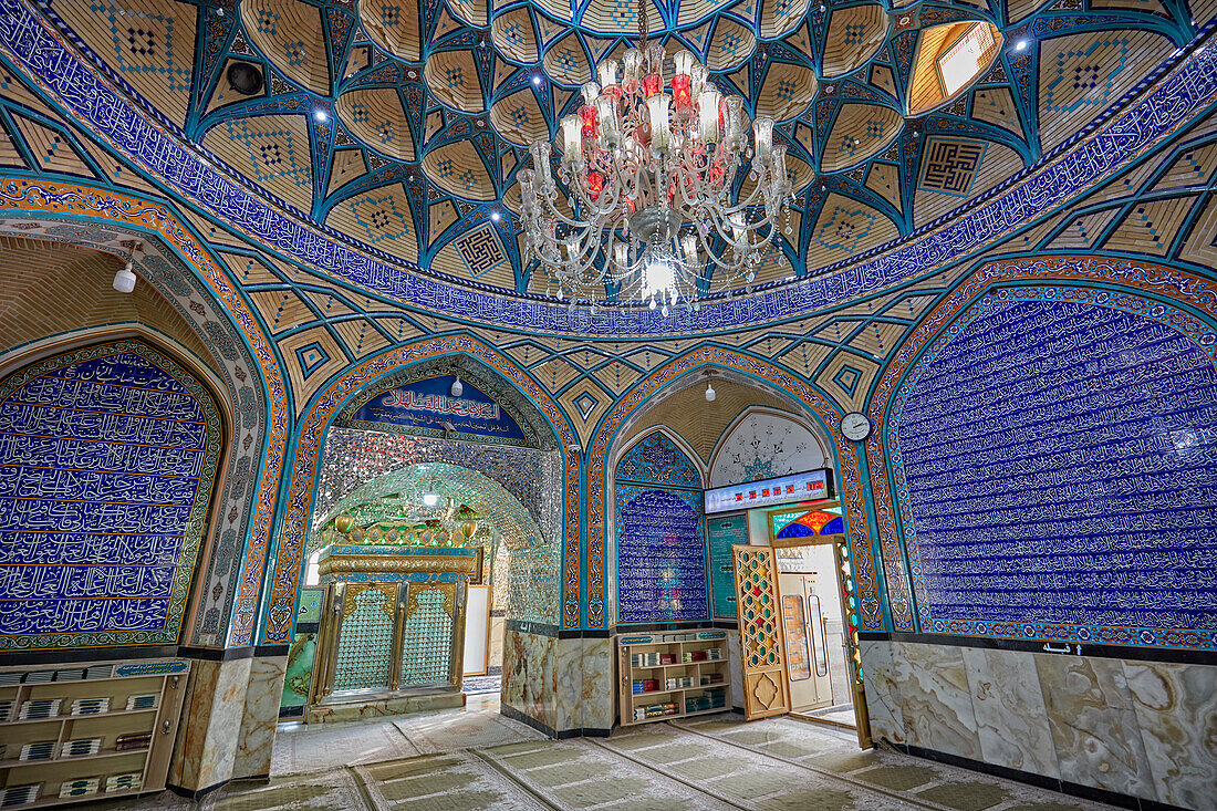 Innenansicht des Imamzadeh Mohammed Helal-Schrein, reich verziert mit islamischer Kalligraphie und Spiegelmosaiken (Aina-Kari). Aran o Bidgol, Iran.