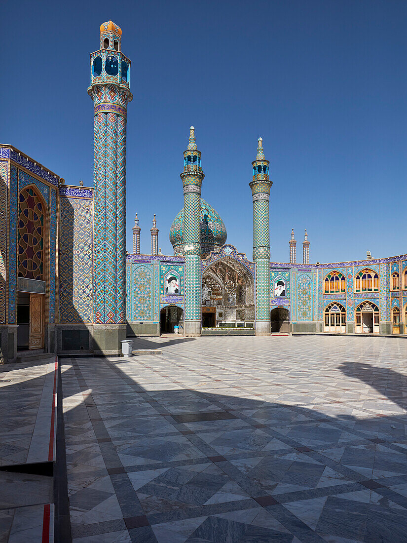  Blick auf das Imamzadeh Mohammed Helal bin Ali-Schrein und seinen Innenhof in Aran o Bidgol, Iran. 