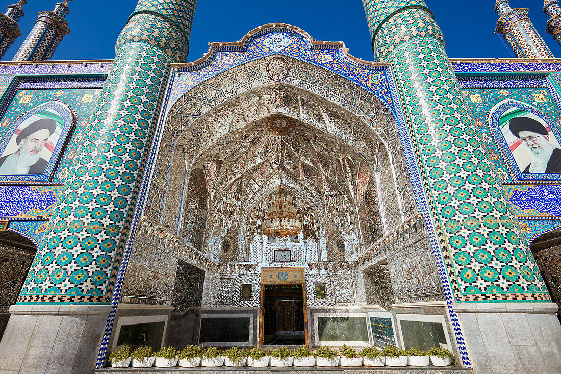  Gewölbte Decke der Vorhalle im Imamzadeh Mohammed Helal-Schrein, kunstvoll verziert mit Spiegelmosaiken (Aina-Kari). Aran o Bidgol, Iran. 