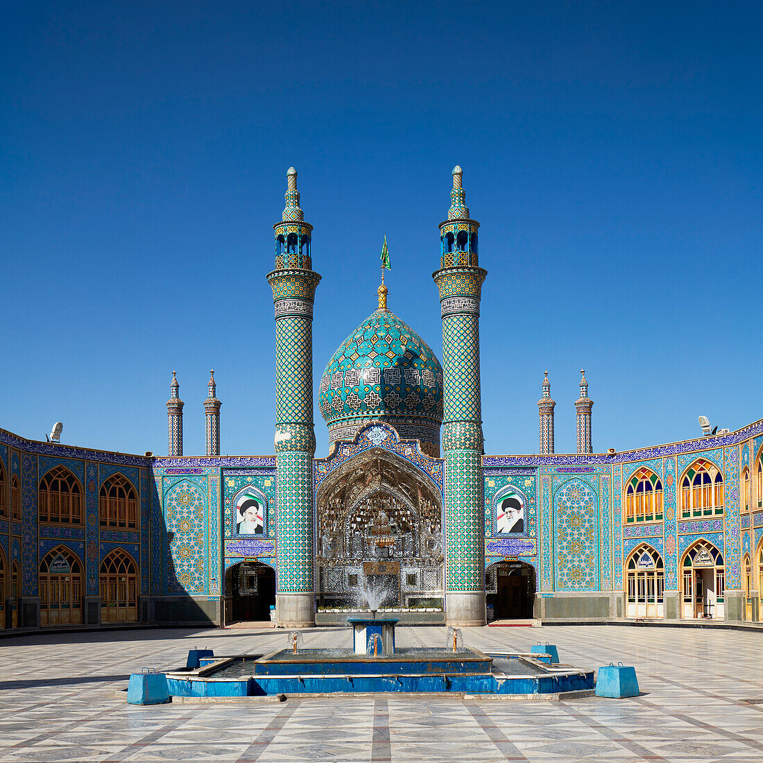  Panoramablick auf das Imamzadeh Mohammed Helal bin Ali-Schrein und seinen Innenhof in Aran o Bidgol, Iran. 