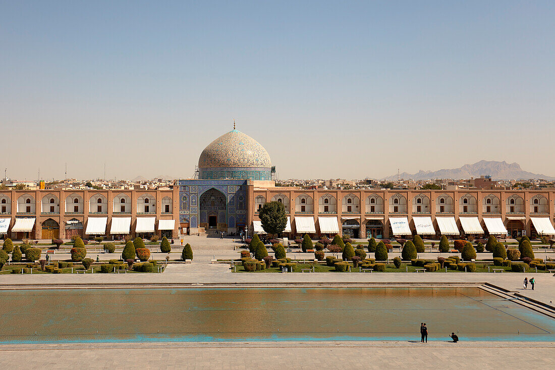 Erhöhter Blick auf den Naqsh-e Jahan-Platz und die Lotfollah-Moschee von der oberen Terrasse des Ali Qapu-Palast. Isfahan, Iran.