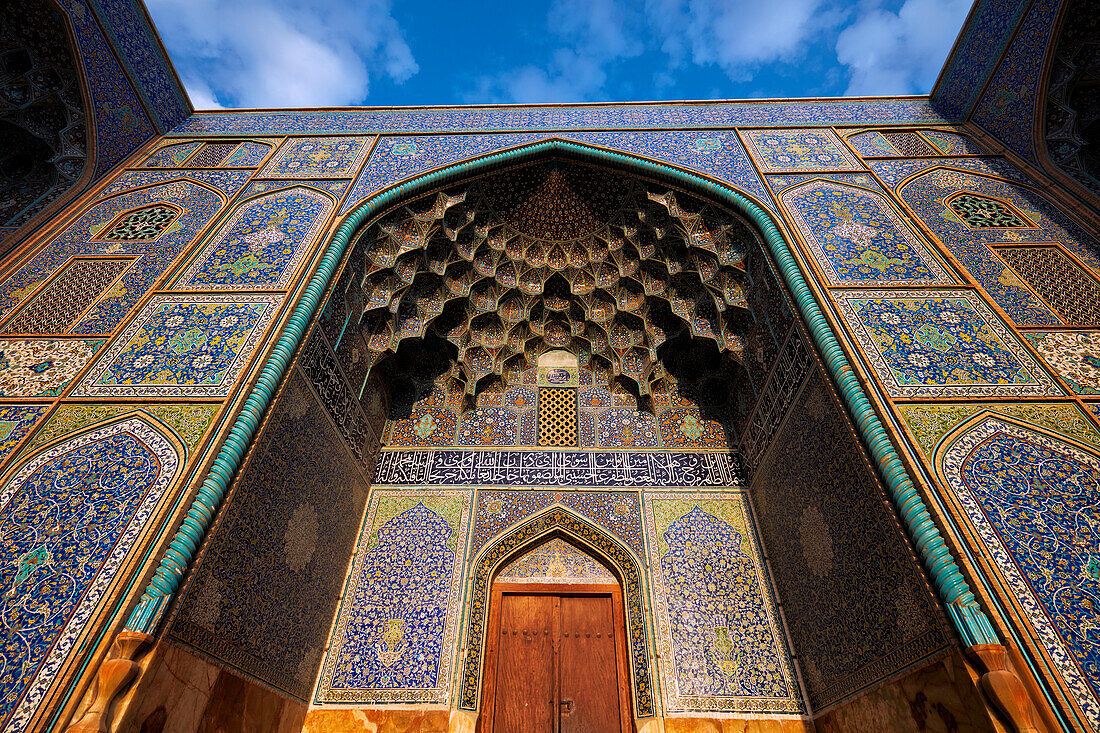  Reich verzierter Eingangs-Iwan zur Lotfollah-Moschee mit Muqarnas-Gewölbe. Naqsh-e Jahan-Platz, Isfahan, Iran. 