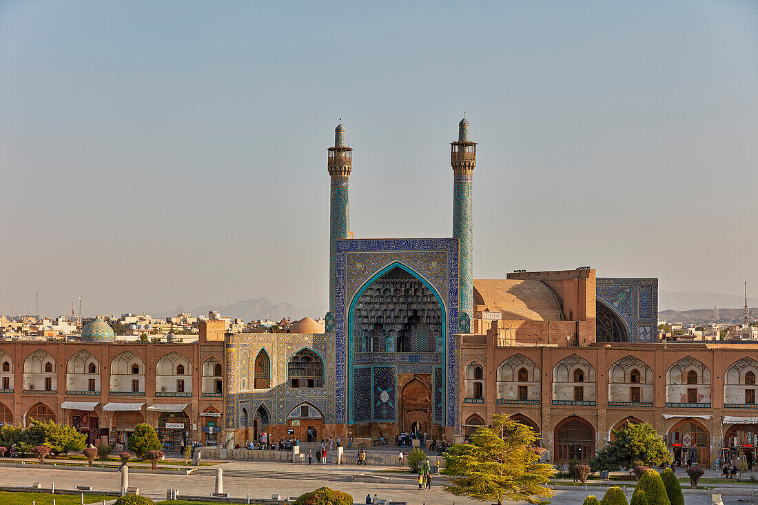  Erhöhter Blick auf die Minarette und den Eingangsbereich der Schah-Moschee (Masjed-e Schah) am Naqsh-e Jahan-Platz. Isfahan, Iran. 