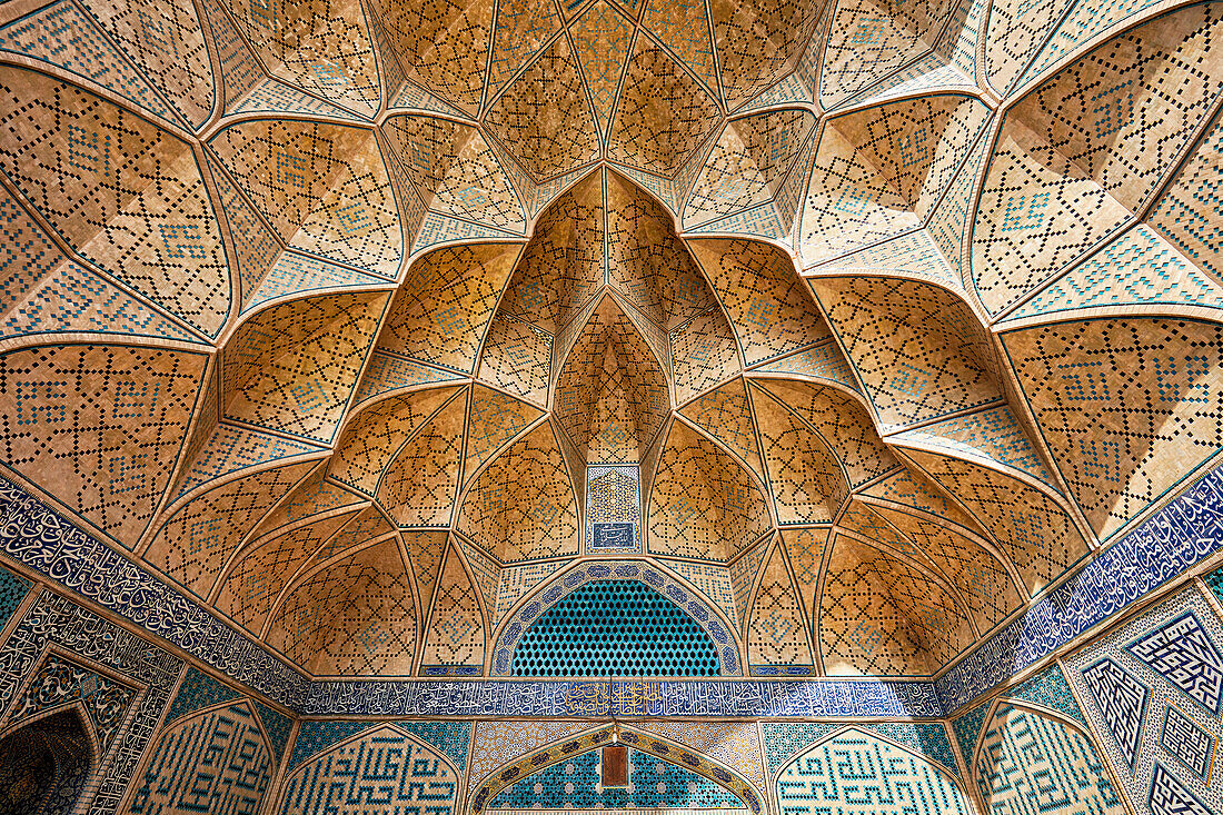  Blick von unten auf das mit Ziegeln bedeckte Muqarnas-Gewölbe in einem der Iwane der Jameh-Moschee (8. Jahrhundert). Isfahan, Iran. 