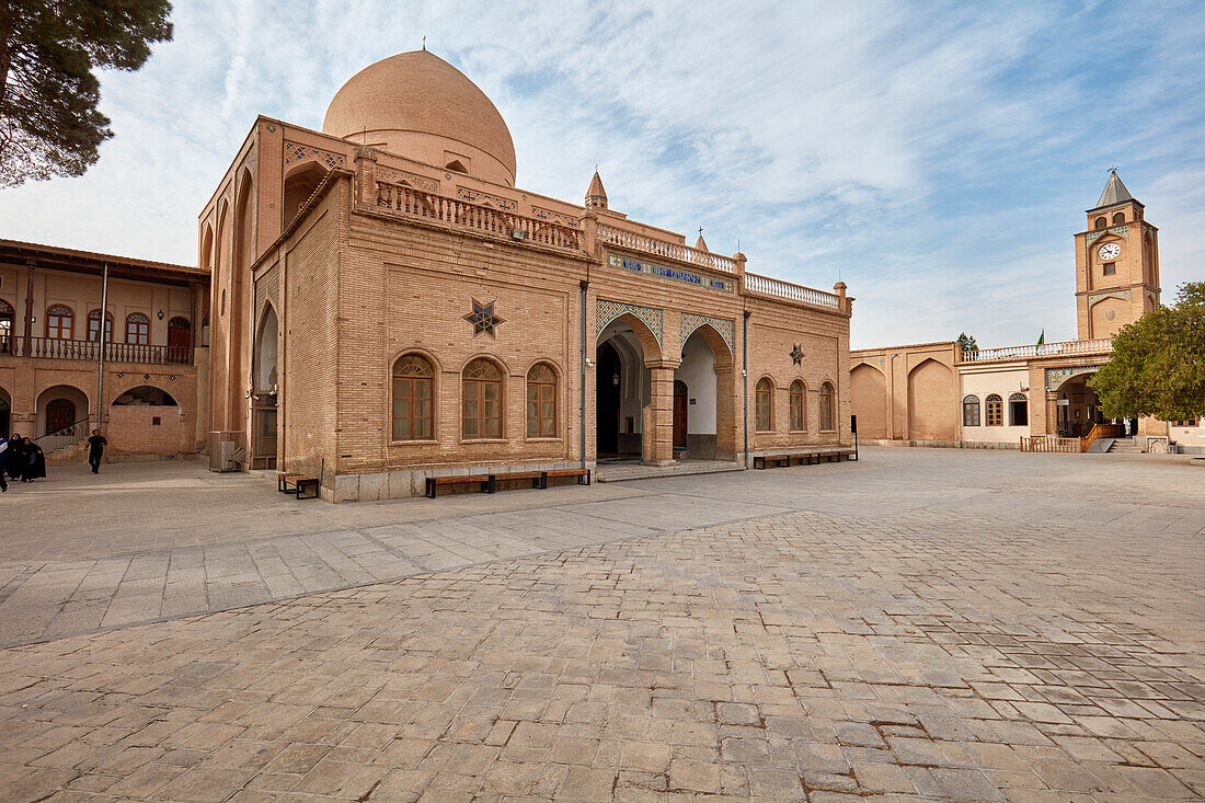 Außenansicht des Glockenturm und der Fassade der Erlöserkathedrale (Vank-Kathedrale) aus dem 17. Jahrhundert im Neu-Dulfa, dem armenischen Viertel von Isfahan, Iran.