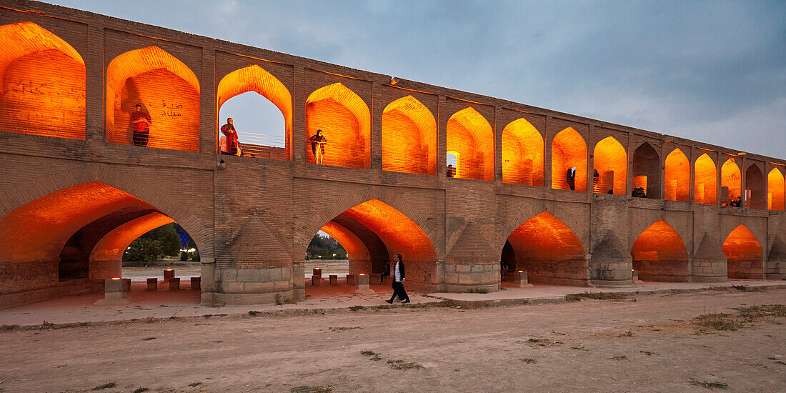  Blick auf die beleuchtete Allahverdi Khan-Brücke, auch bekannt als Si-o-se-pol (17. Jahrhundert), am Zayanderud-Fluss während der Trockenzeit mit trockenem Flussbett. Isfahan, Iran. 