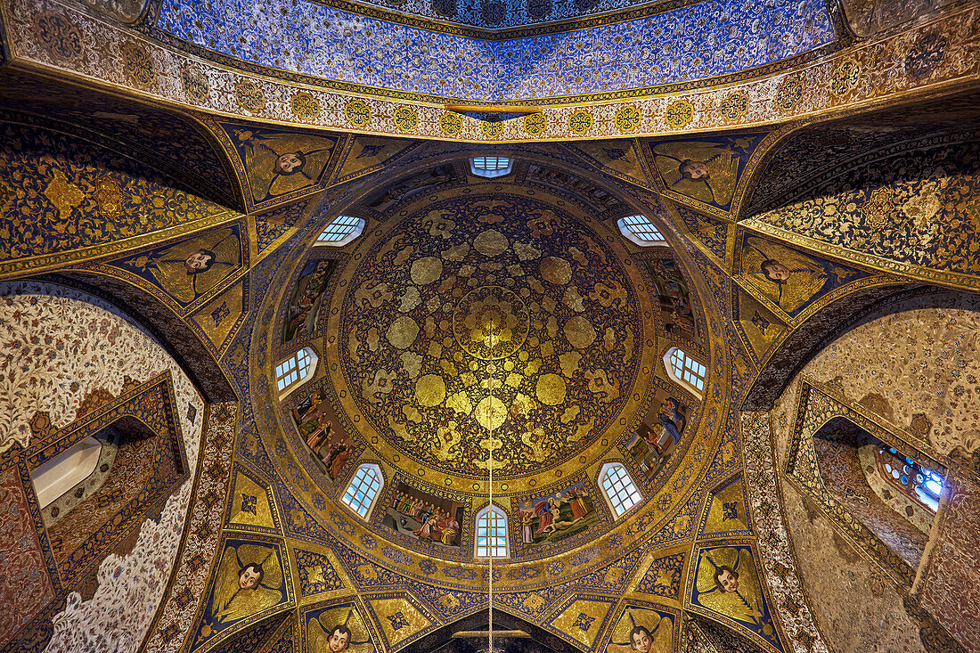  Blick von unten auf die vergoldete Kuppeldecke in der Heiligen Bethlehem-Kirche von Neu-Dulfa (Bedkhem-Kirche), Armenisch-Apostolische Kirche in Isfahan, Iran. 