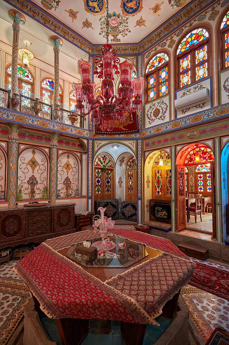 Kunstvolles Interieur eines kleinen Raums, Buntglasfenster im historischen Mollabashi-Haus. Isfahan, Iran.