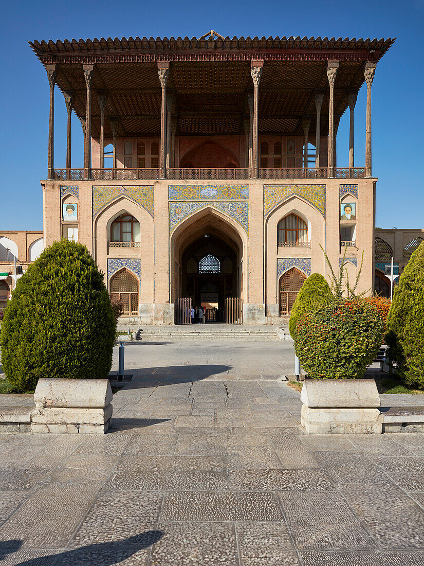 Fassade des Ali Qapu-Palast am Naqsh-e Jahan-Platz, UNESCO-Weltkulturerbe. Isfahan, Iran.