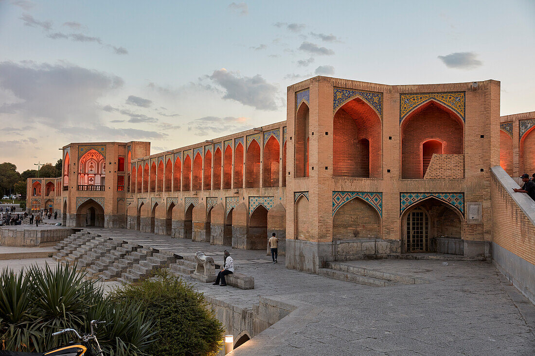  Blick auf die beleuchtete Khaju-Brücke aus dem 17. Jahrhundert über den Zayanderud-Fluss während der Trockenzeit mit trockenem Flussbett. Isfahan, Iran. 