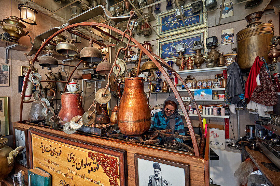  Innenansicht eines kleinen Ladens, der Yazdi-Kaffee verkauft, eine traditionelle iranische Kaffeesorte, die mit Kardamom, Rosenwasser und Kandiszucker hergestellt wird. Yazd, Iran. 