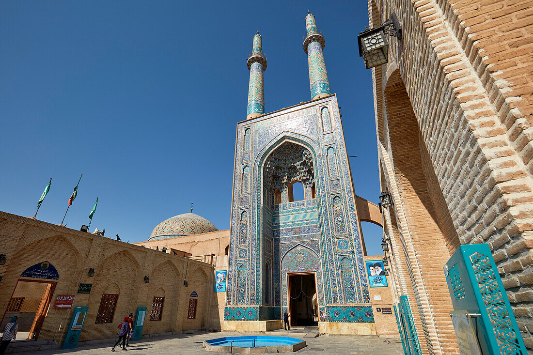  Zwei Minarette der Jameh-Moschee von Yazd, einer schiitischen Moschee im aserbaidschanischen Stil aus dem 14. Jahrhundert in der Altstadt von Yazd, Iran. 