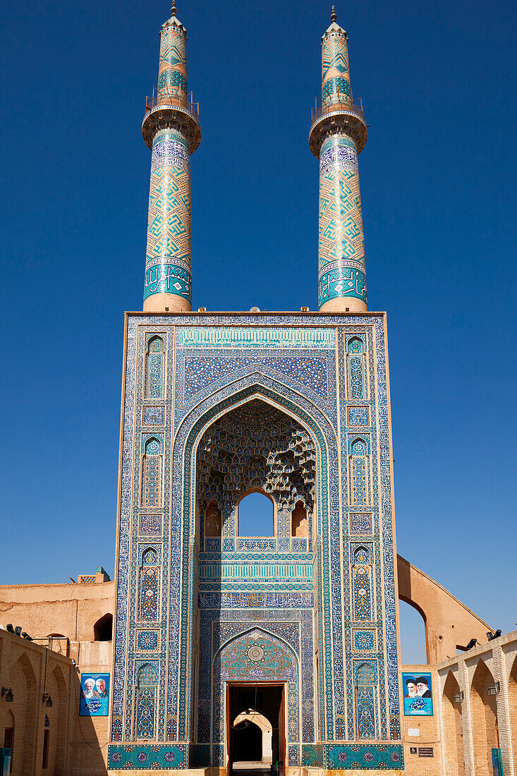  Zwei Minarette der Jameh-Moschee von Yazd, einer schiitischen Moschee im aserbaidschanischen Stil aus dem 14. Jahrhundert in der Altstadt von Yazd, Iran. 