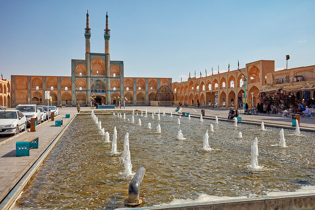  Wasserbecken mit Springbrunnen auf dem Amir-Chakhmaq-Platz. Yazd, Iran. 