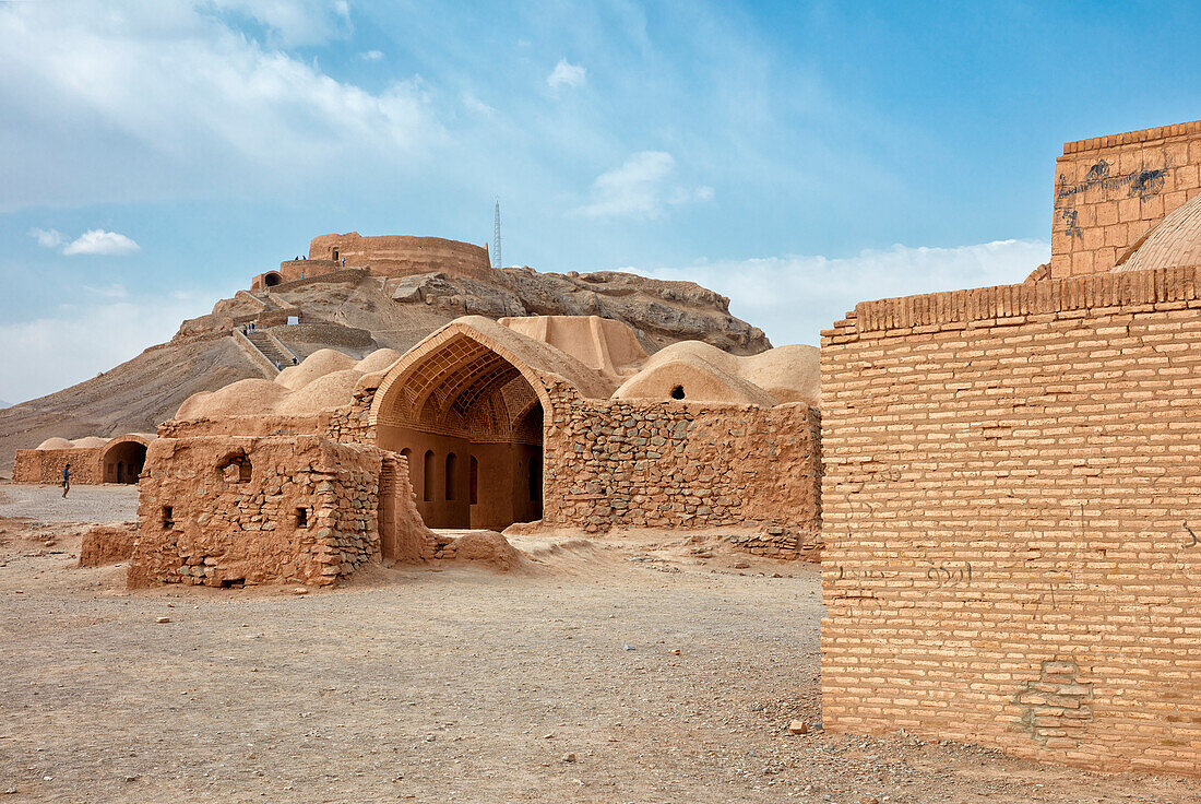 Turm des Schweigens und das alte Khayleh (Kheyla), Gebäude, in denen die Angehörigen der Verstorbenen während der zoroastrischen Bestattungszeremonie ruhen können. Yazd, Iran