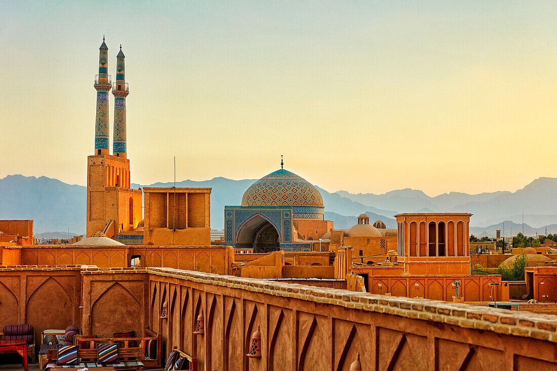  Blick vom Dach des Café Nardoon im historischen Viertel Fahadan in Yazd, Iran, auf die Altstadt bei Sonnenuntergang. 