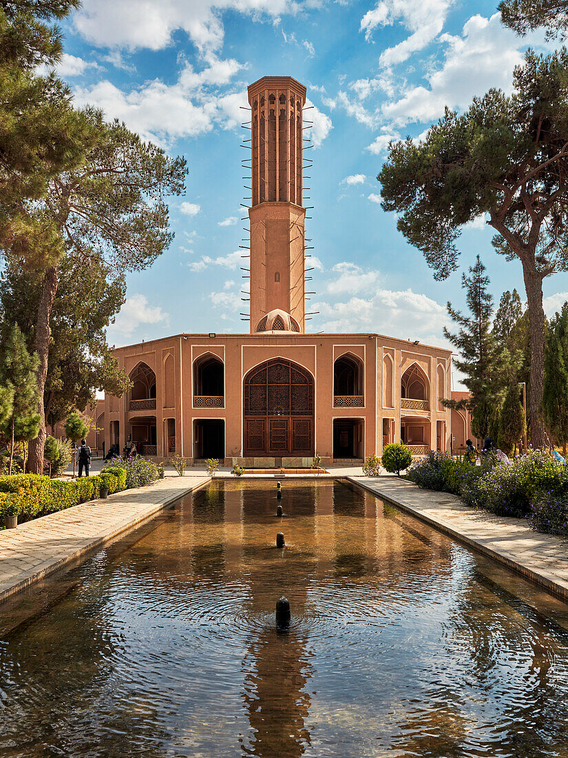 Achteckiger Windfänger (Badgir) aus dem 18. Jahrhundert, der höchste Windfänger aus Lehmziegeln der Welt. Dowlatabad-Garten, Yazd, Iran.