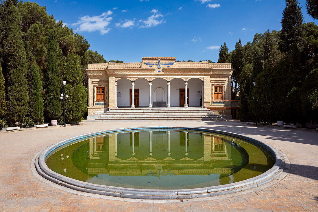 Fassade zoroastrischer Feuertempel in Yazd, in dem der heilige Atash Bahram („Siegreiches Feuer“) verehrt wird, datiert auf 470 n. Chr. Yazd, Iran