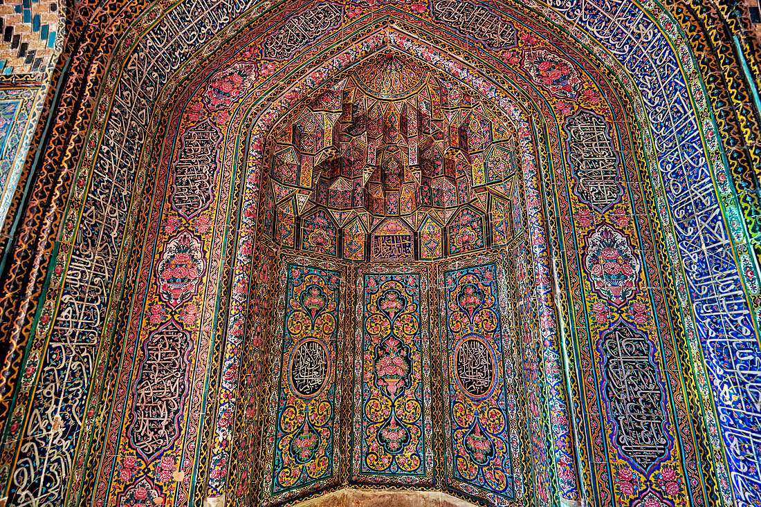  Aufwändige, mehrfarbige Fliesenarbeiten im Inneren der Nasir-al-Mulk-Moschee aus dem 19. Jahrhundert, auch bekannt als die Rosa Moschee. Shiraz, Iran. 