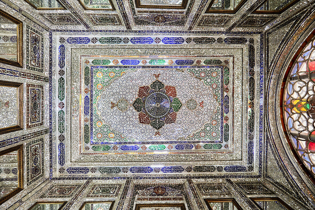  Blick von unten auf eine glänzende, mit Spiegelfliesen eingelegte Decke im Qavam-Haus (Narenjestan-e Ghavam), einem historischen Haus aus dem 19. Jahrhundert. Shiraz, Iran. 