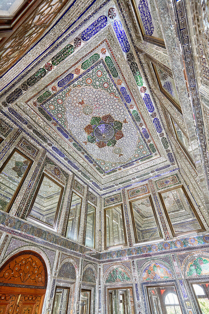 Innenansicht Raum mit aufwendigen Spiegelfliesen an Wänden und Decke im Qavam-Haus (Narenjestan-e Ghavam), einem historischen Haus aus dem 19. Jahrhundert. Shiraz, Iran.