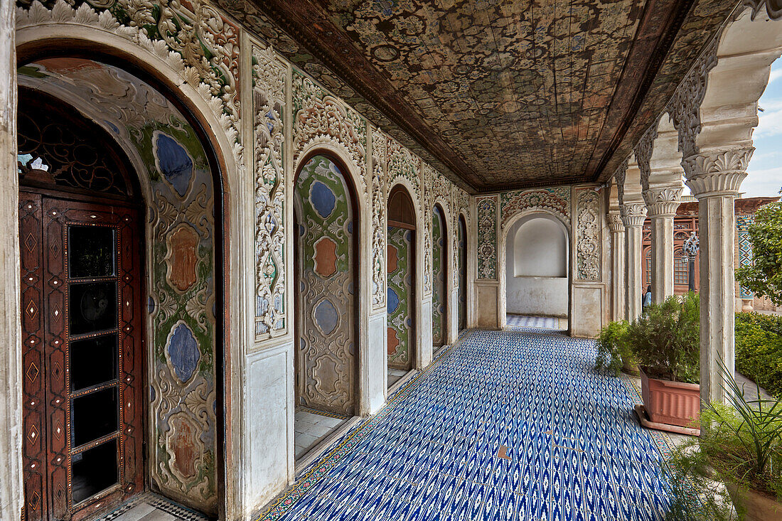  Veranda im historischen Haus Zinat Al-Molk, einer Residenz aus der Kadscharenzeit aus dem 19. Jahrhundert. Shiraz, Iran. 