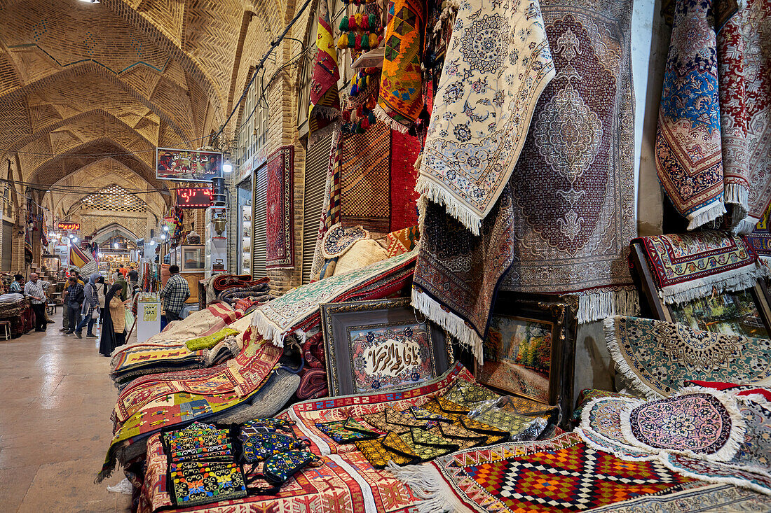  Eine Auswahl persischer Teppiche, ausgestellt in einem Teppichgeschäft im Vakil-Basar. Shiraz, Iran. 