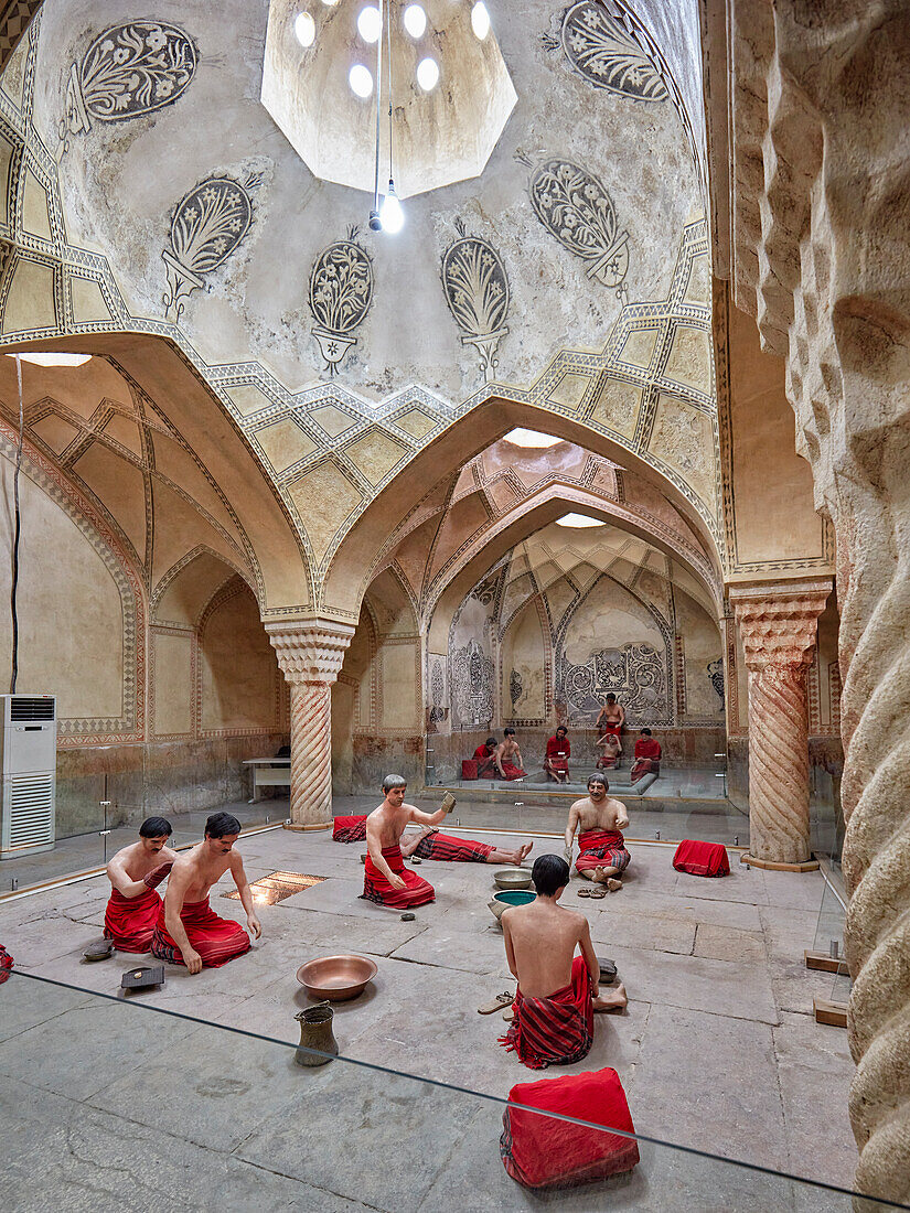 Wachsfiguren von Menschen im Vakil-Badehaus, einem persischen öffentlichen Badehaus aus dem 18. Jahrhundert, die das wahre Leben während der Zand-Zeit zeigen. Shiraz, Iran.