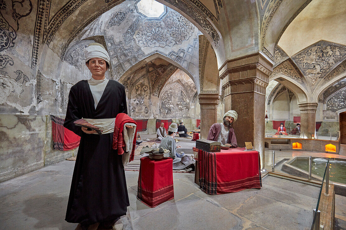 Wachsfiguren von Menschen im Vakil-Badehaus, einem persischen öffentlichen Badehaus aus dem 18. Jahrhundert, die das wahre Leben während der Zand-Zeit zeigen. Shiraz, Iran.